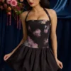 Vestito corto con scollo all’americana e orlo a palloncino allacciato Ludmila in stampa floreale nera Vestito corto con scollo all’americana e orlo a palloncino allacciato Ludmila in stampa floreale nera
