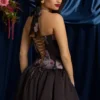 Vestito corto con scollo all’americana e orlo a palloncino allacciato Ludmila in stampa floreale nera Vestito corto con scollo all’americana e orlo a palloncino allacciato Ludmila in stampa floreale nera