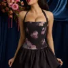 Vestito corto con scollo all’americana e orlo a palloncino allacciato Ludmila in stampa floreale nera Vestito corto con scollo all’americana e orlo a palloncino allacciato Ludmila in stampa floreale nera