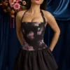 Vestito corto con scollo all’americana e orlo a palloncino allacciato Ludmila in stampa floreale nera Vestito corto con scollo all’americana e orlo a palloncino allacciato Ludmila in stampa floreale nera