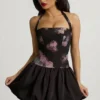 Vestito corto con scollo all’americana e orlo a palloncino allacciato Ludmila in stampa floreale nera Vestito corto con scollo all’americana e orlo a palloncino allacciato Ludmila in stampa floreale nera