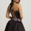 Vestito corto con scollo all’americana e orlo a palloncino allacciato Ludmila in stampa floreale nera Vestito corto con scollo all’americana e orlo a palloncino allacciato Ludmila in stampa floreale nera