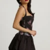 Vestito corto con scollo all’americana e orlo a palloncino allacciato Ludmila in stampa floreale nera Vestito corto con scollo all’americana e orlo a palloncino allacciato Ludmila in stampa floreale nera