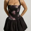 Vestito corto con scollo all’americana e orlo a palloncino allacciato Ludmila in stampa floreale nera Vestito corto con scollo all’americana e orlo a palloncino allacciato Ludmila in stampa floreale nera
