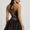 Vestito corto con scollo all’americana e orlo a palloncino allacciato Ludmila in stampa floreale nera Vestito corto con scollo all’americana e orlo a palloncino allacciato Ludmila in stampa floreale nera