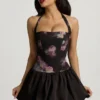 Vestito corto con scollo all’americana e orlo a palloncino allacciato Ludmila in stampa floreale nera Vestito corto con scollo all’americana e orlo a palloncino allacciato Ludmila in stampa floreale nera