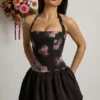 Vestito corto con scollo all’americana e orlo a palloncino allacciato Ludmila in stampa floreale nera Vestito corto con scollo all’americana e orlo a palloncino allacciato Ludmila in stampa floreale nera