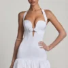 Vestito corto con scollo all’americana e orlo a palloncino con fiocco Millie in bianco Vestito corto con scollo all’americana e orlo a palloncino con fiocco Millie in bianco