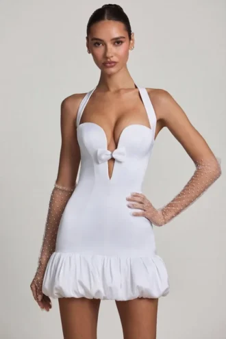 Vestito corto con scollo all’americana e orlo a palloncino con fiocco Millie in bianco