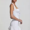 Vestito corto con scollo all’americana e orlo a palloncino con fiocco Millie in bianco Vestito corto con scollo all’americana e orlo a palloncino con fiocco Millie in bianco