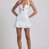 Vestito corto con scollo all’americana e orlo a palloncino con fiocco Millie in bianco Vestito corto con scollo all’americana e orlo a palloncino con fiocco Millie in bianco