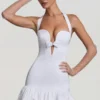 Vestito corto con scollo all’americana e orlo a palloncino con fiocco Millie in bianco Vestito corto con scollo all’americana e orlo a palloncino con fiocco Millie in bianco