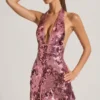 Vestito corto con scollo all’americana e paillettes Avenza in rosa Vestito corto con scollo all’americana e paillettes Avenza in rosa