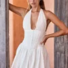 Vestito corto con scollo all’americana e pieghe Jessalie in bianco Vestito corto con scollo all’americana e pieghe Jessalie in bianco