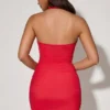 Vestito corto con scollo all’americana e ruches decorato con fiocco Aisha in rosso Vestito corto con scollo all’americana e ruches decorato con fiocco Aisha in rosso