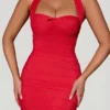 Vestito corto con scollo all’americana e ruches decorato con fiocco Aisha in rosso Vestito corto con scollo all’americana e ruches decorato con fiocco Aisha in rosso