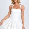 Vestito corto con scollo all’americana e ruches Maybelle in bianco Vestito corto con scollo all’americana e ruches Maybelle in bianco