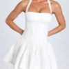 Vestito corto con scollo all’americana e ruches Maybelle in bianco Vestito corto con scollo all’americana e ruches Maybelle in bianco