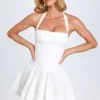 Vestito corto con scollo all’americana e ruches Maybelle in bianco Vestito corto con scollo all’americana e ruches Maybelle in bianco