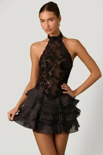 Vestito corto con scollo all’americana e volant decorato Petalia in nero