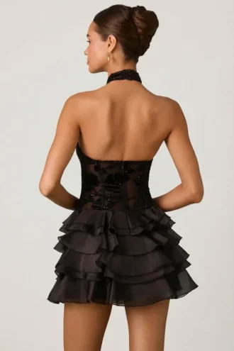Vestito corto con scollo all’americana e volant decorato Petalia in nero