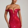 Vestito corto con spalle scoperte e decorazioni Leonora in rosso cremisi Vestito corto con spalle scoperte e decorazioni Leonora in rosso cremisi