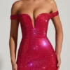 Vestito corto con spalle scoperte e decorazioni Leonora in rosso cremisi Vestito corto con spalle scoperte e decorazioni Leonora in rosso cremisi