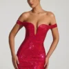 Vestito corto con spalle scoperte e decorazioni Leonora in rosso cremisi Vestito corto con spalle scoperte e decorazioni Leonora in rosso cremisi