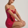 Vestito corto con spalle scoperte e decorazioni Leonora in rosso cremisi Vestito corto con spalle scoperte e decorazioni Leonora in rosso cremisi