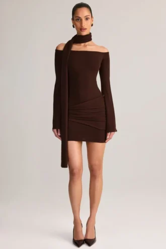Vestito corto con spalle scoperte e dettagli a sciarpa in maglia Luzia, color cioccolato