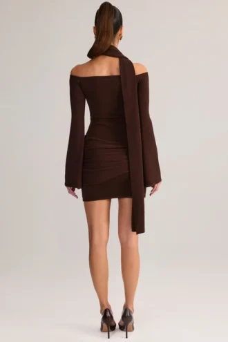 Vestito corto con spalle scoperte e dettagli a sciarpa in maglia Luzia, color cioccolato