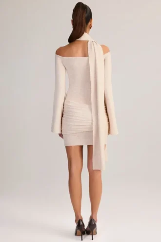 Vestito corto con spalle scoperte e dettagli a sciarpa in maglia Luzia, color crema