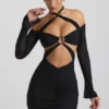 Vestito corto con spalline scese e ruches Kemina in nero Vestito corto con spalline scese e ruches Kemina in nero