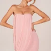 Vestito corto drappeggiato a fascia Alessandra in rosa cipria Vestito corto drappeggiato a fascia Alessandra in rosa cipria