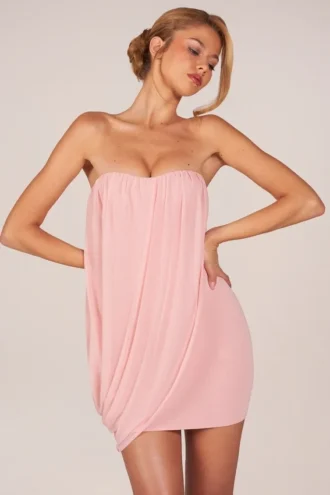 Vestito corto drappeggiato a fascia Alessandra in rosa cipria Vestito corto drappeggiato a fascia Alessandra in rosa cipria
