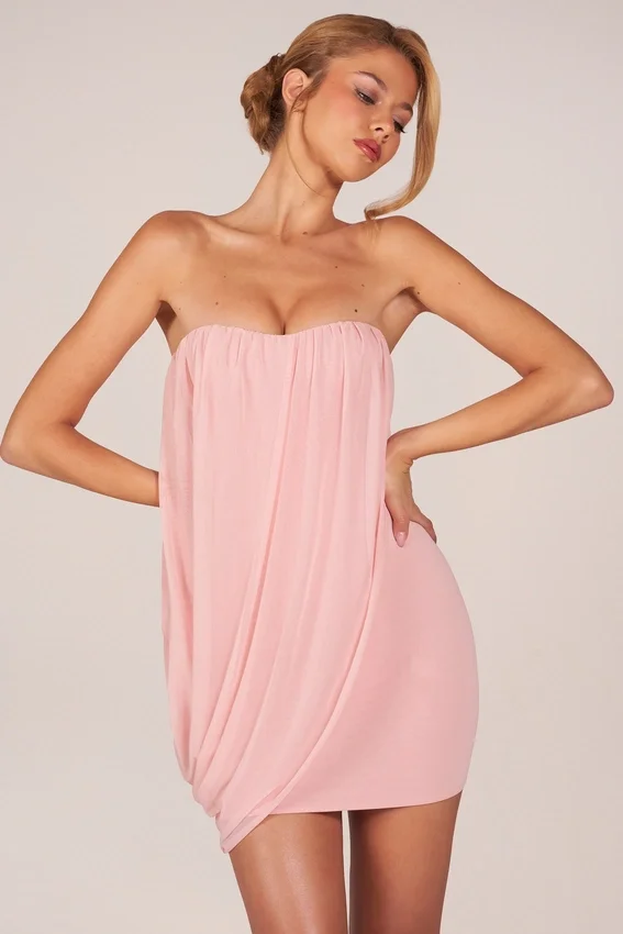 Vestito corto drappeggiato a fascia Alessandra in rosa cipria Vestito corto drappeggiato a fascia Alessandra in rosa cipria