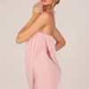 Vestito corto drappeggiato a fascia Alessandra in rosa cipria Vestito corto drappeggiato a fascia Alessandra in rosa cipria