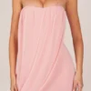 Vestito corto drappeggiato a fascia Alessandra in rosa cipria Vestito corto drappeggiato a fascia Alessandra in rosa cipria