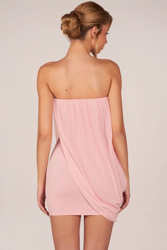 Vestito corto drappeggiato a fascia Alessandra in rosa cipria Vestito corto drappeggiato a fascia Alessandra in rosa cipria