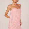 Vestito corto drappeggiato a fascia Alessandra in rosa cipria Vestito corto drappeggiato a fascia Alessandra in rosa cipria