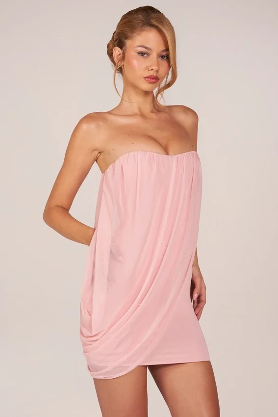 Vestito corto drappeggiato a fascia Alessandra in rosa cipria Vestito corto drappeggiato a fascia Alessandra in rosa cipria