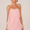 Vestito corto drappeggiato a fascia Alessandra in rosa cipria Vestito corto drappeggiato a fascia Alessandra in rosa cipria