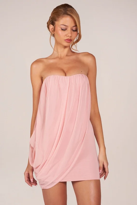 Vestito corto drappeggiato a fascia Alessandra in rosa cipria Vestito corto drappeggiato a fascia Alessandra in rosa cipria