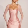 Vestito corto drappeggiato a maniche lunghe Clemmie in rosa cipria Vestito corto drappeggiato a maniche lunghe Clemmie in rosa cipria