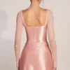 Vestito corto drappeggiato a maniche lunghe Clemmie in rosa cipria Vestito corto drappeggiato a maniche lunghe Clemmie in rosa cipria