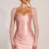 Vestito corto drappeggiato a maniche lunghe Clemmie in rosa cipria Vestito corto drappeggiato a maniche lunghe Clemmie in rosa cipria