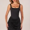 Vestito corto drappeggiato con allacciatura Lia in nero Vestito corto drappeggiato con allacciatura Lia in nero