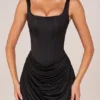 Vestito corto drappeggiato con allacciatura Lia in nero Vestito corto drappeggiato con allacciatura Lia in nero