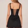Vestito corto drappeggiato con allacciatura Lia in nero Vestito corto drappeggiato con allacciatura Lia in nero
