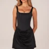 Vestito corto drappeggiato con allacciatura Lia in nero Vestito corto drappeggiato con allacciatura Lia in nero